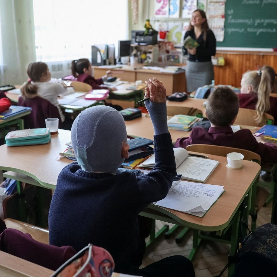 Roman, de 8 años, acude a la escuela con la cara cubierta. Es un alumno ruso afectado por un misil ucraniano