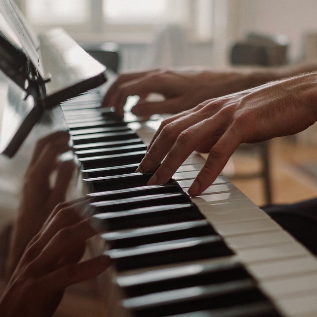 Persona toca un piano