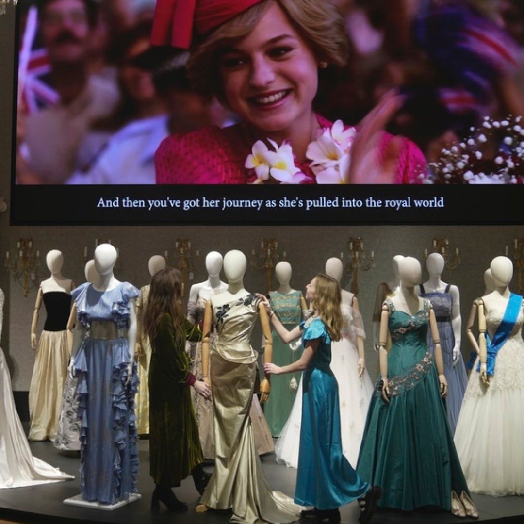 Más de 450 artículos de la serie de Netflix se expondrán al público en Bonhams a partir de este jueves. Foto: AP