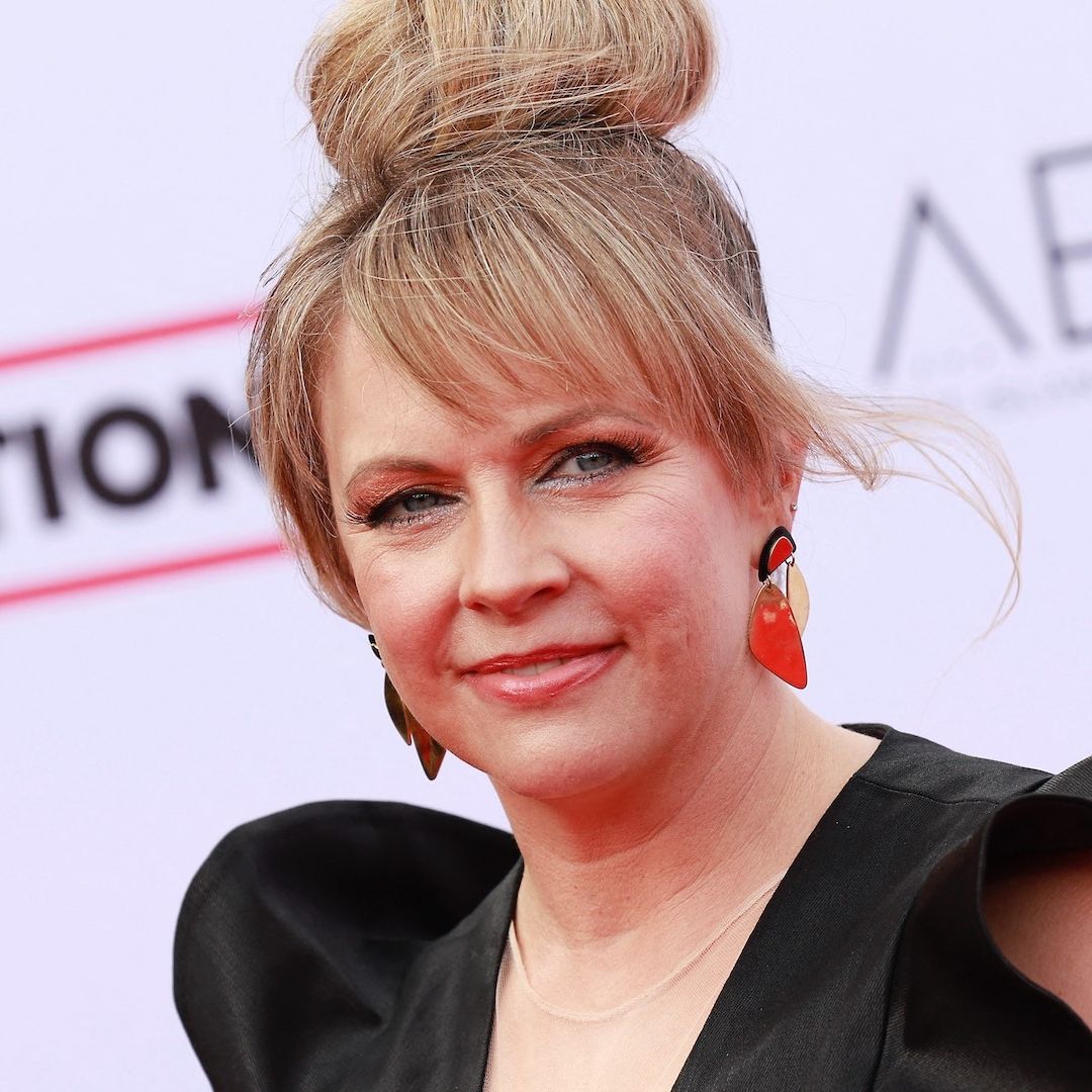 Melissa Joan Hart en una alfombra roja