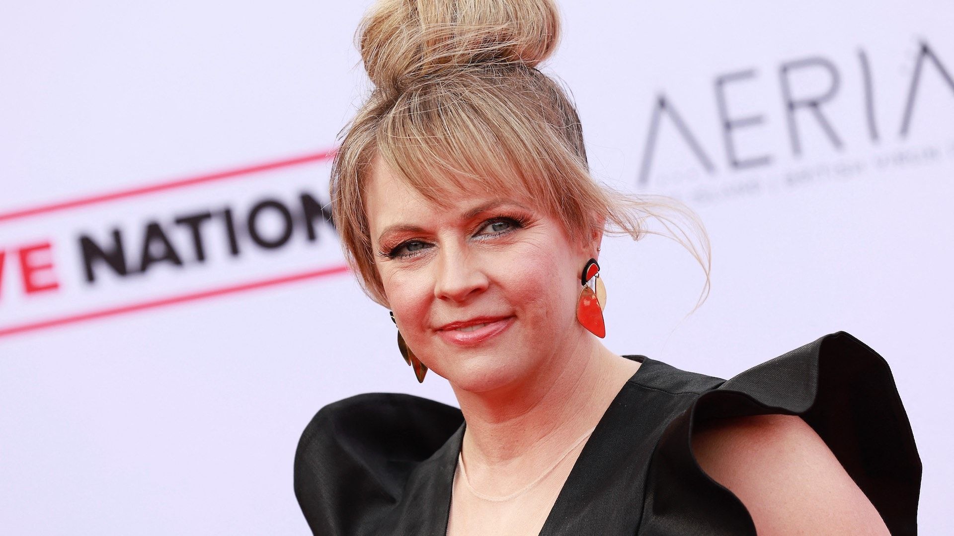 Melissa Joan Hart en una alfombra roja