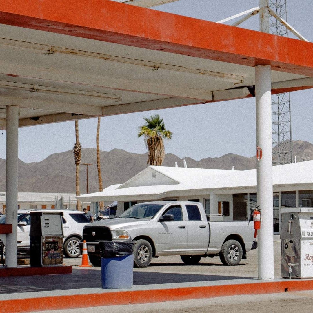 Ladrón Asalta Gasolinera e Insiste Pagar Refresco con Dinero que Robó