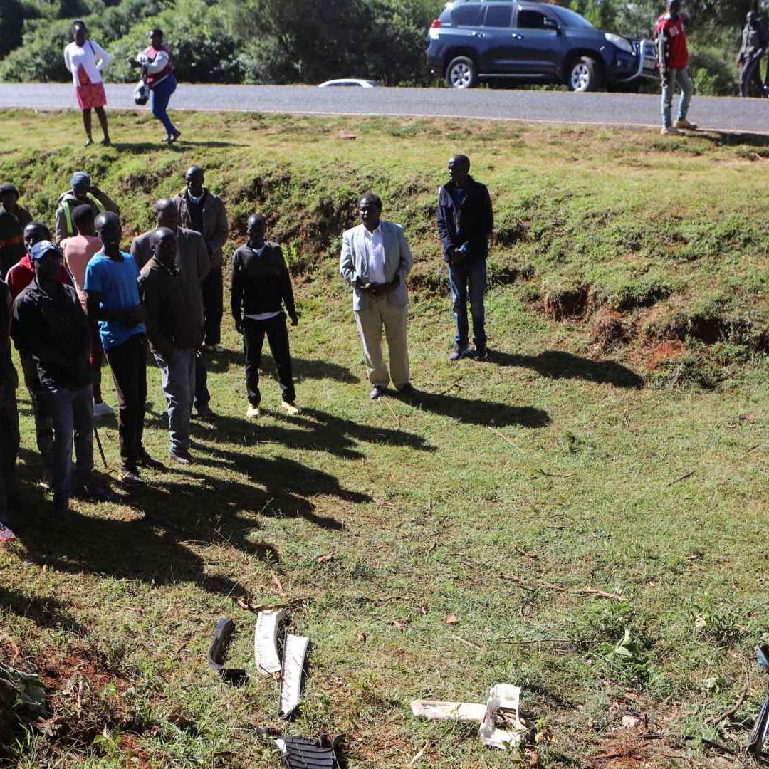 Personas acudieron al lugar del accidente de Kelvin Kiptum