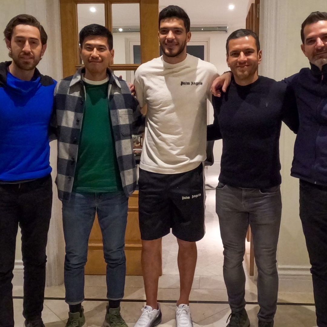 Raúl Jiménez recibió la visita del entrenador Jaime Lozano el pasado 11 de febrero. Foto: Selección Mexicana