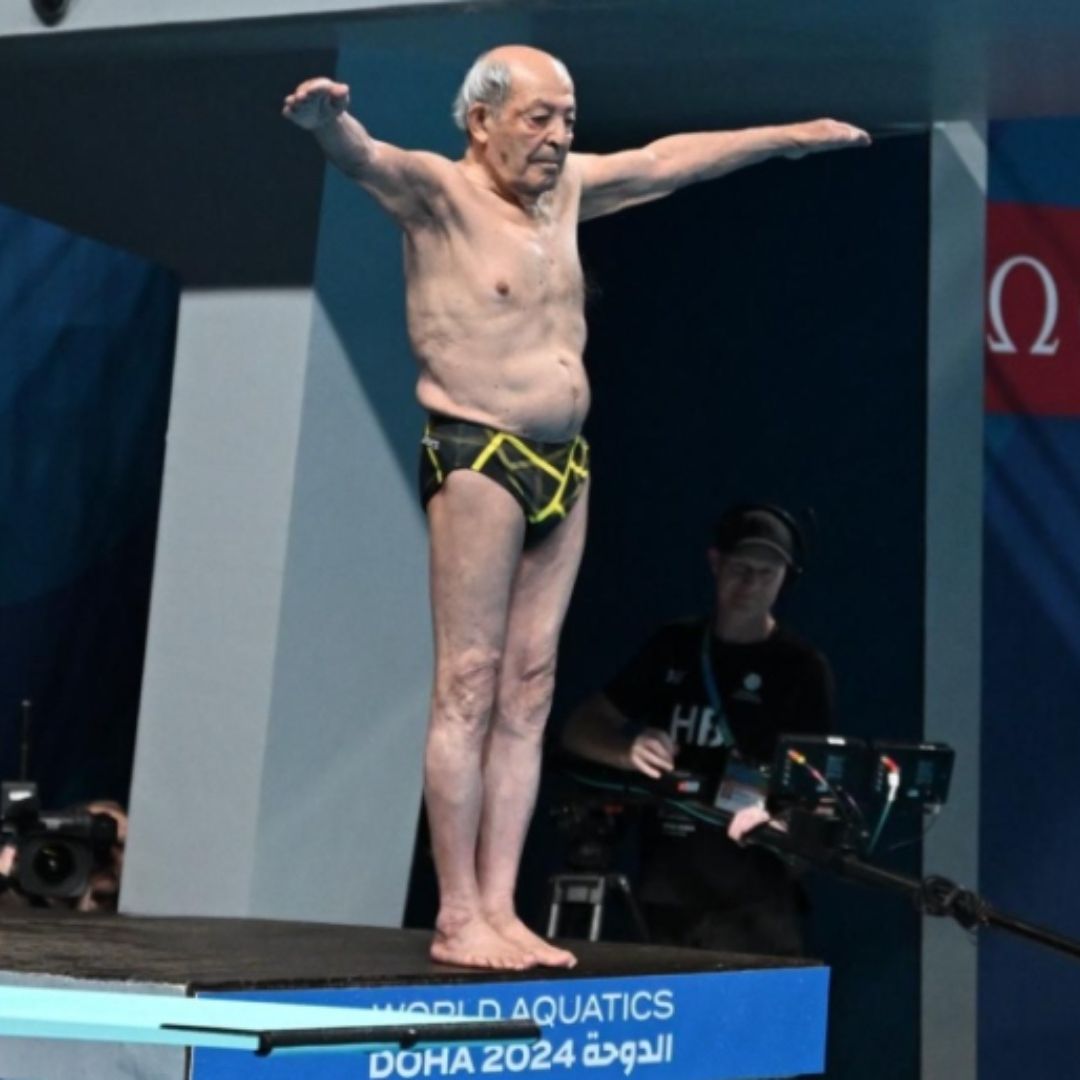 El clavadista de 10 años, Taghi Askar, en el Campeonato Mundial en Doha