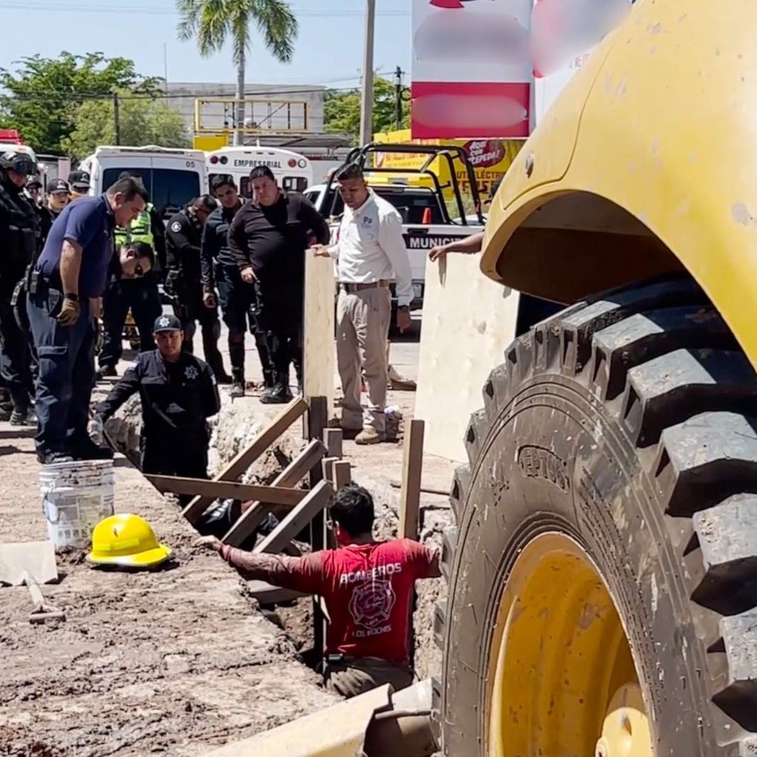 Rescatan a Dos Trabajadores de JAPAMA Tras Derrumbe de Zanja en Ahome