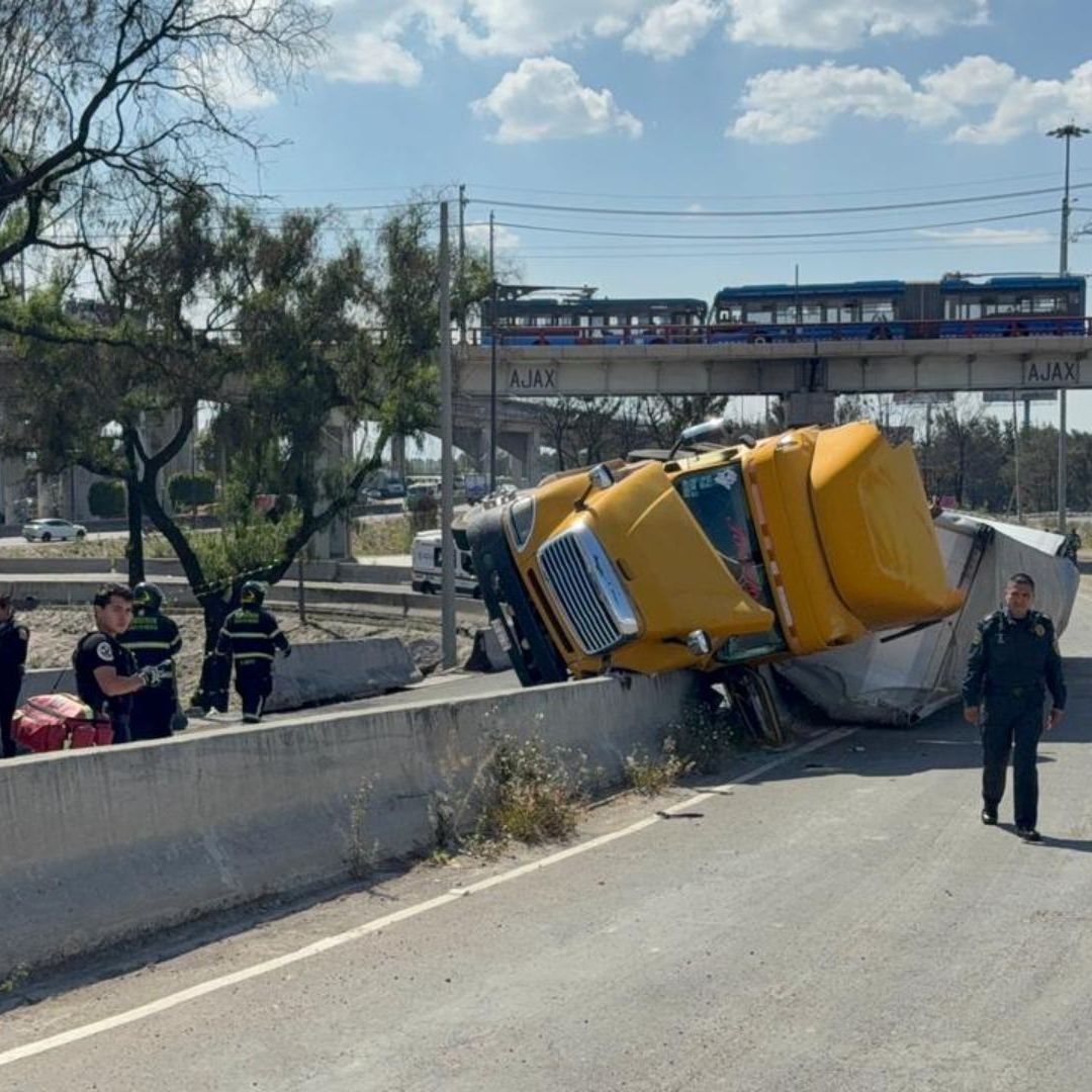 Accidente en Puente de la Concordia: Tráiler Pierde el Control y Vuelca en Iztapalapa, CDMX