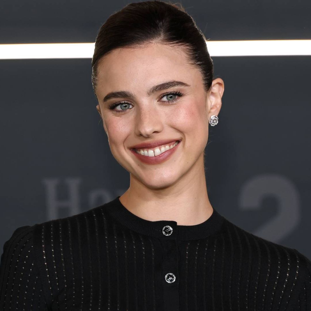 Margaret Qualley Luce Casi Irreconocible en el Nuevo Video de Sabrina Carpenter "House Tour"