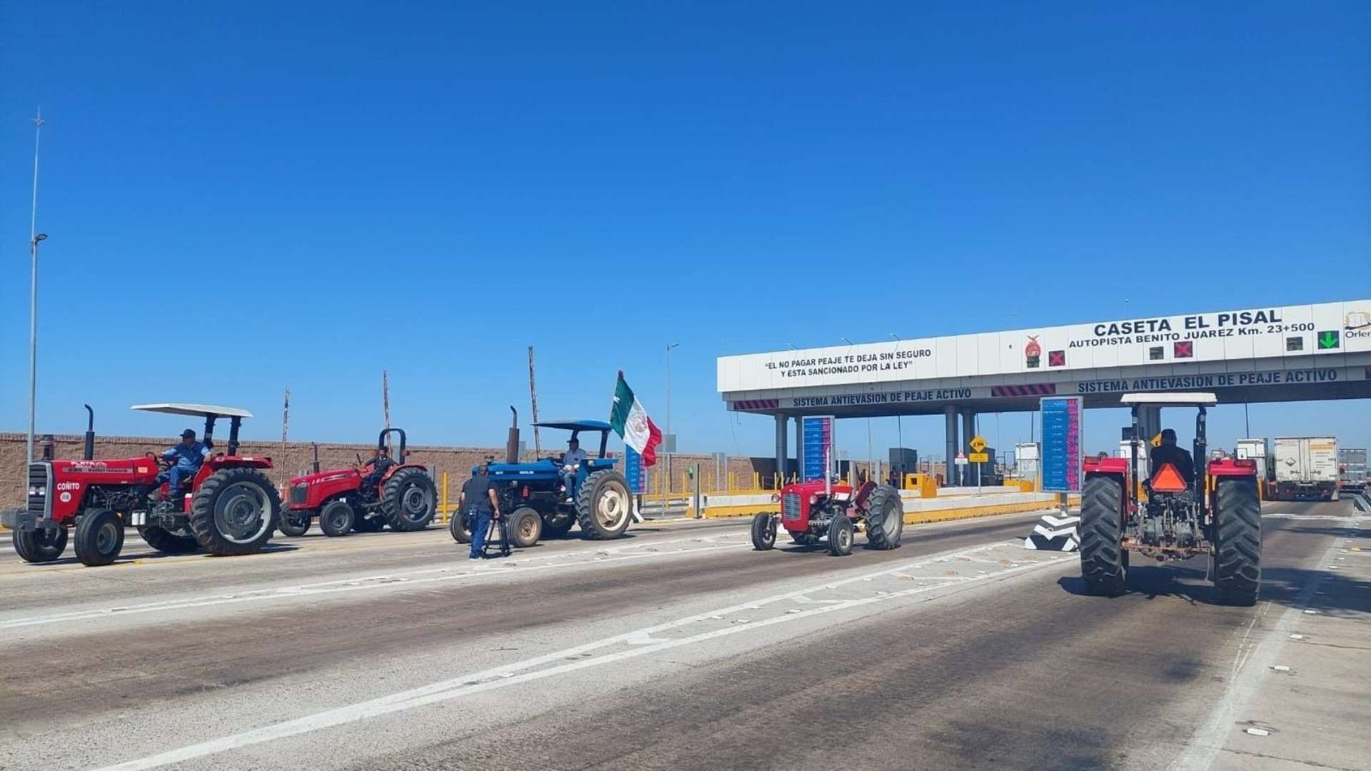 Bloqueo de agricultores en Sinaloa