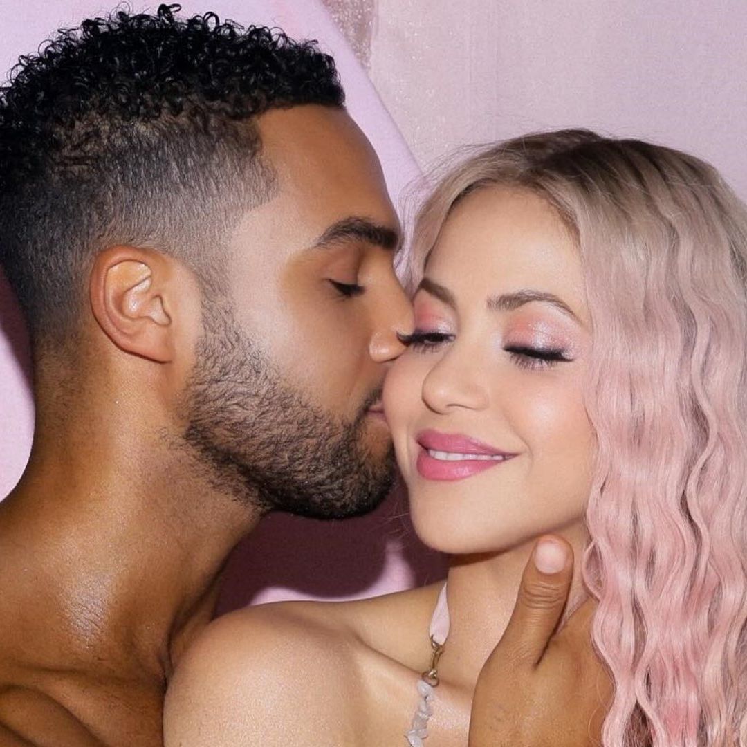 Shakira posa junto a Lucien Laviscount, de Emily en País