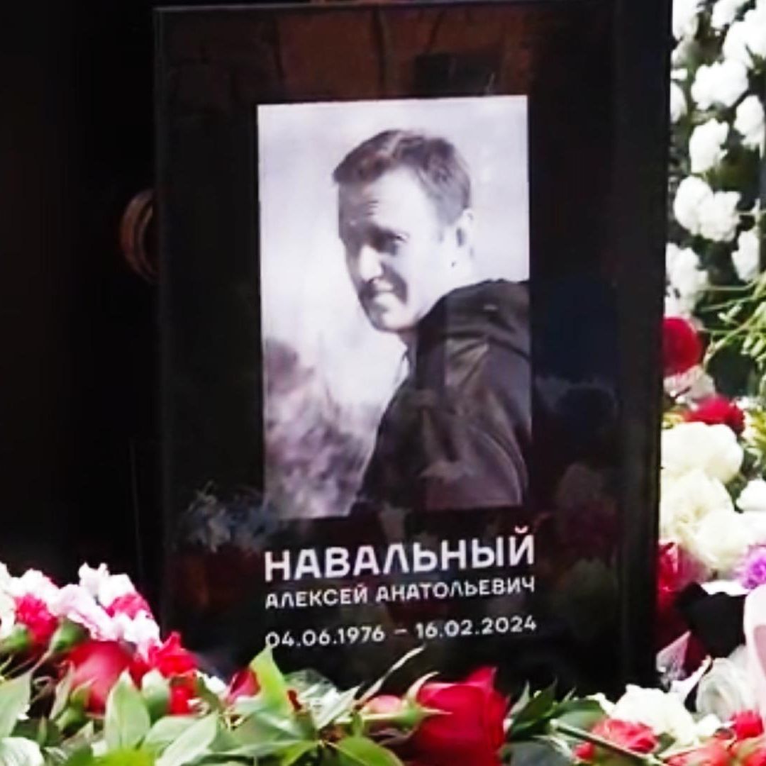 Por Tercer Día, Cientos de Rusos Visitan el Cementerio para Decir Adiós a Navalny