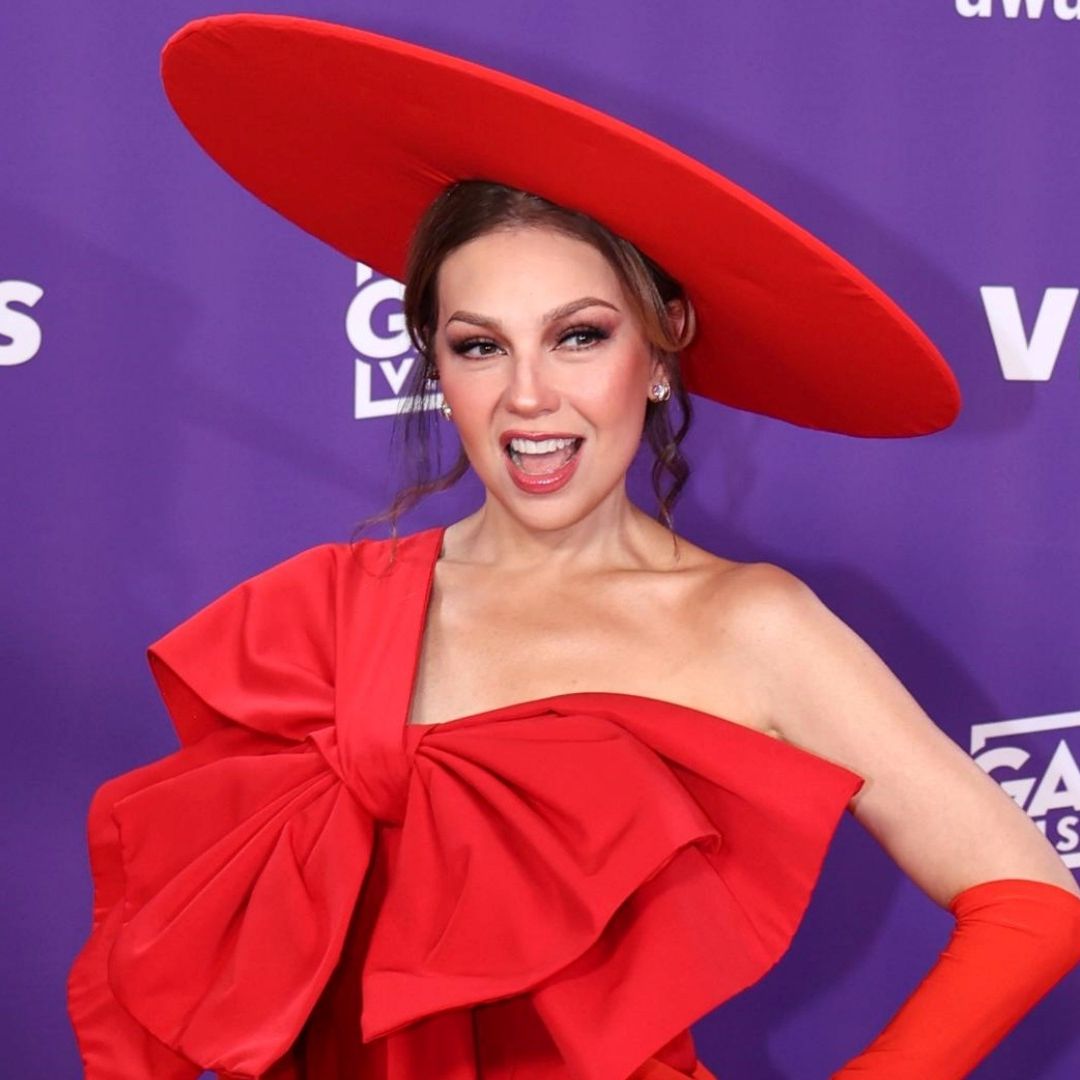 Thalía sorprende con look en Latin AMAs