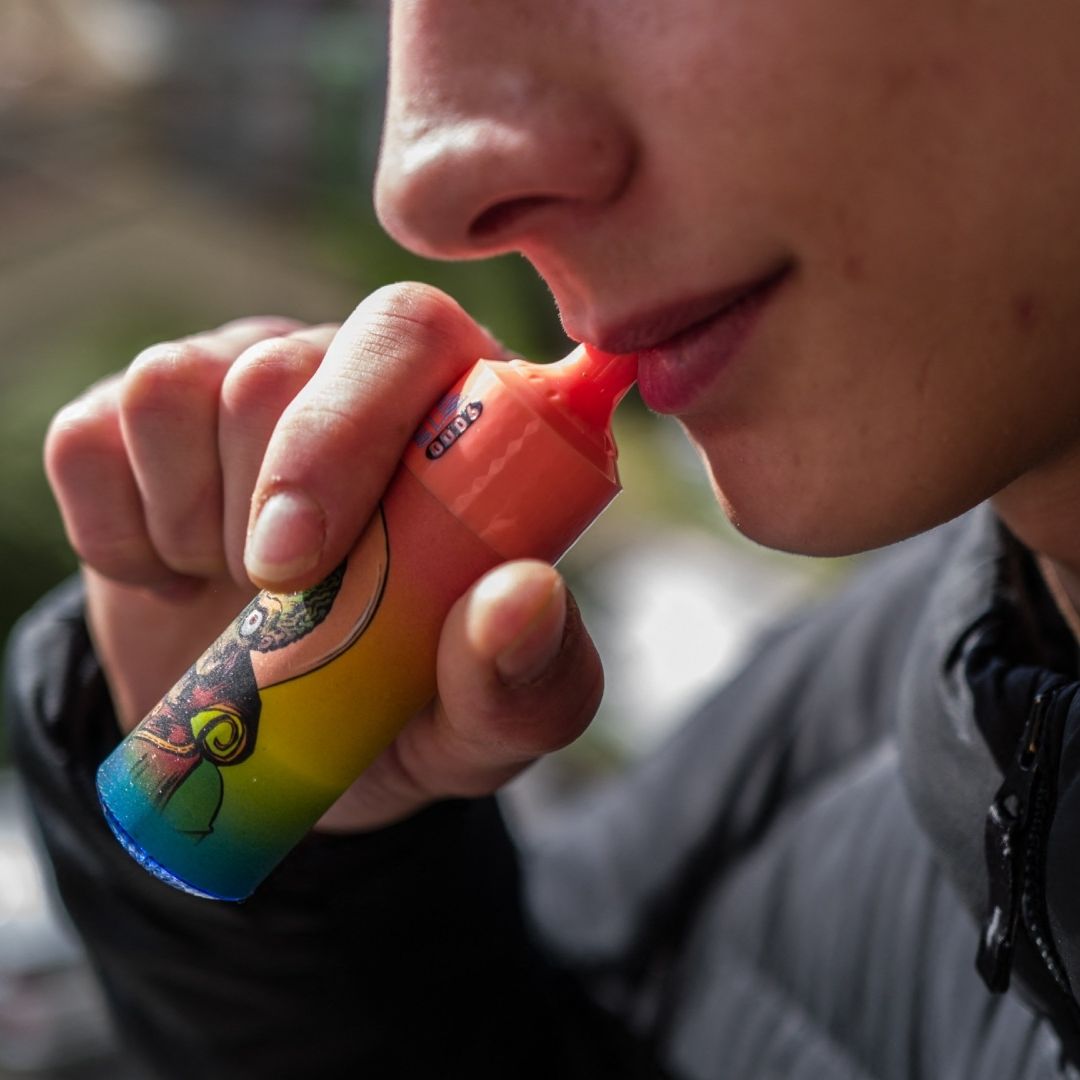Un joven usa un cigarrillo electrónico en Toulouse, Francia