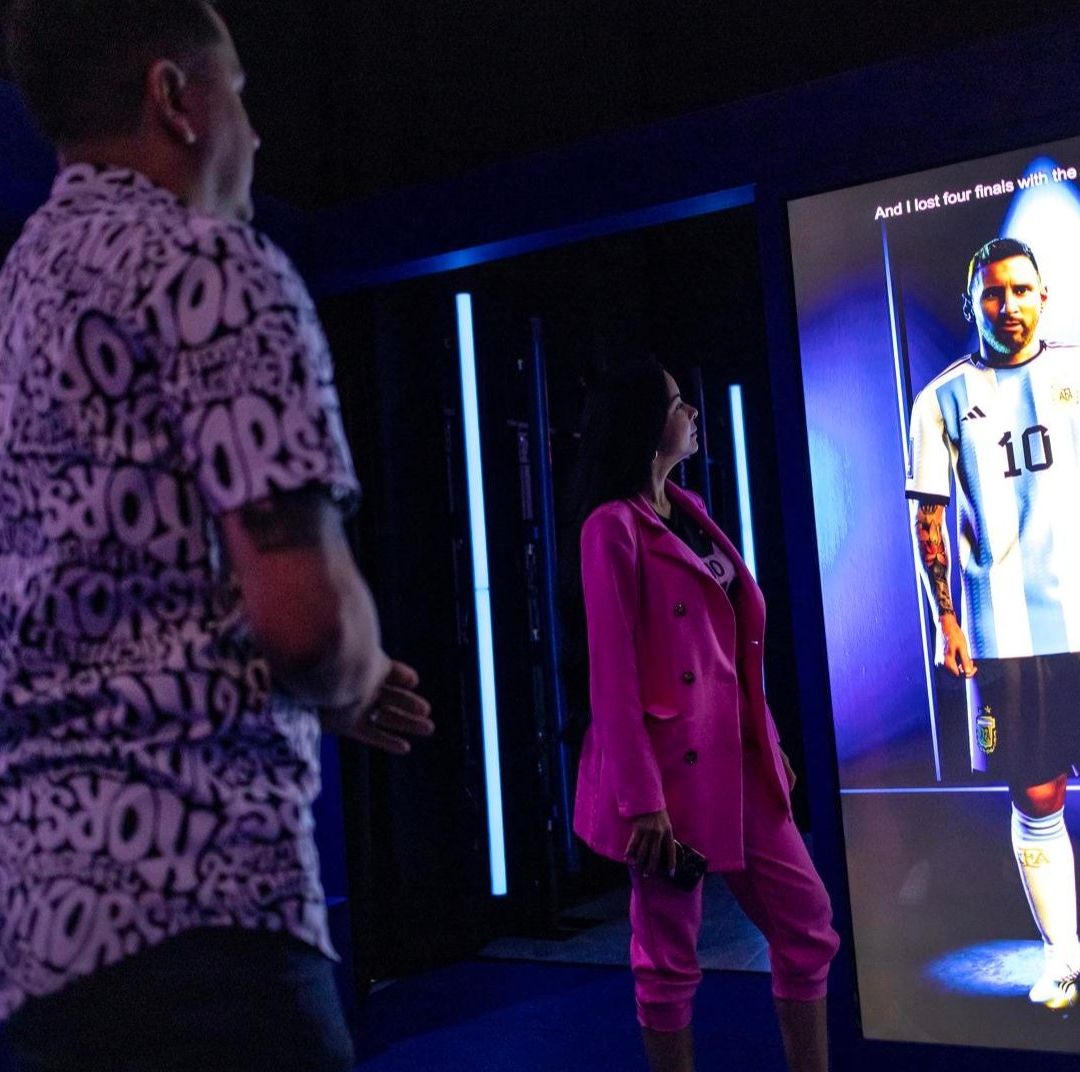La exhibición comprende nueve instalaciones temáticas y mantiene un cierto orden cronológico. Foto: EFE