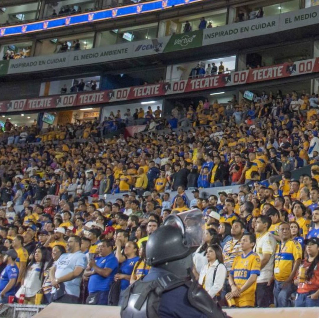 Aficionados de Rayados exigen un castigo ejemplar para el seguidor de Tigres que arrojó orina