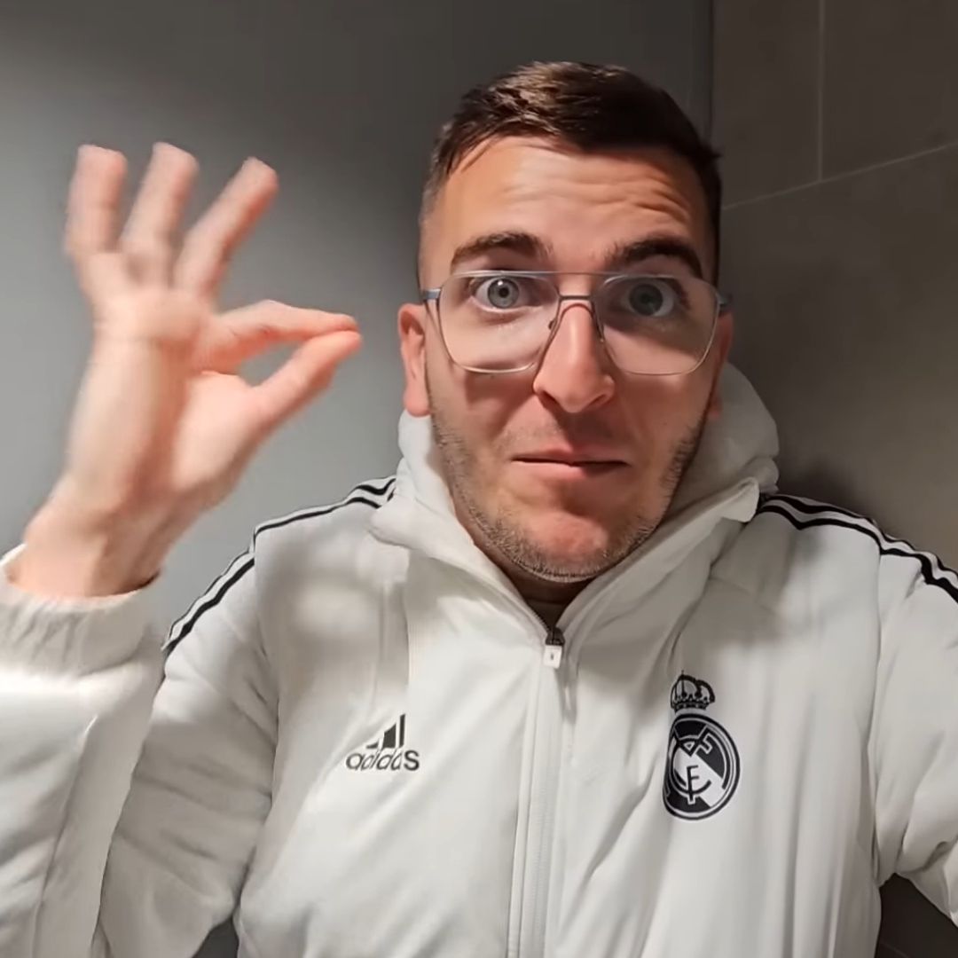 Aficionado se esconde en baño para ver partido del Real Madrid