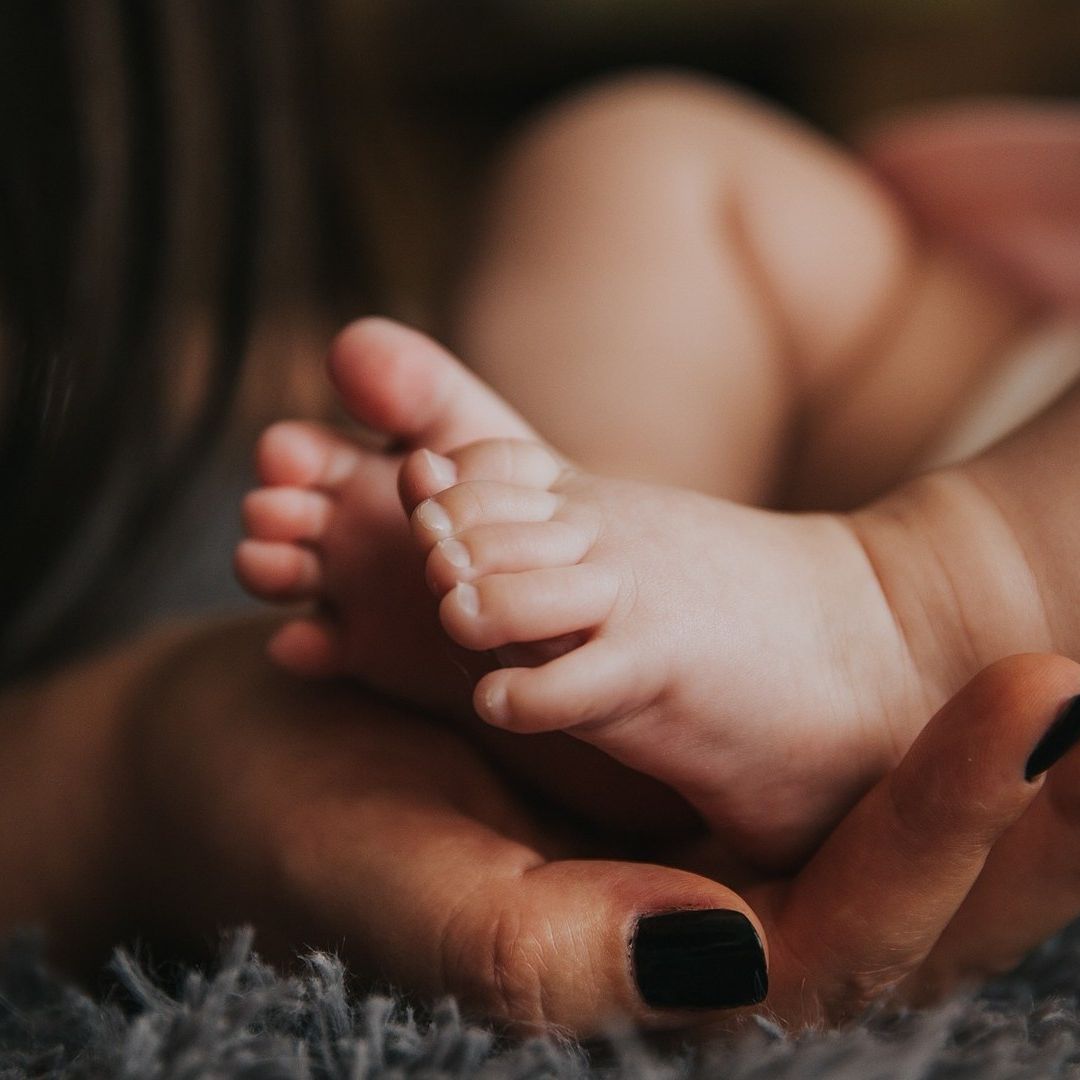 Mujer Entierra Viva a Su Bebé Tras Dar a Luz; La Pequeña Sobrevive