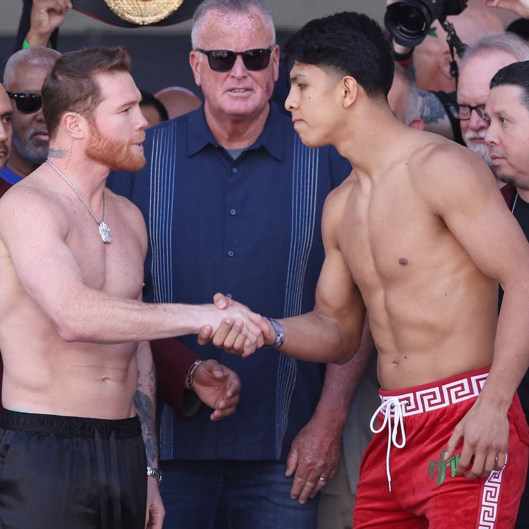 Canelo y Munguía se mostraron respeto en el frente a frente. Foto: AFP
