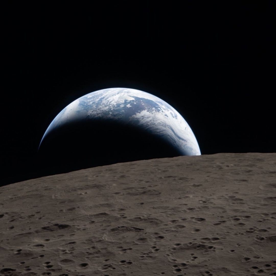 Así se ve la Tierra desde el lado oscuro de la Luna. Foto: NASA