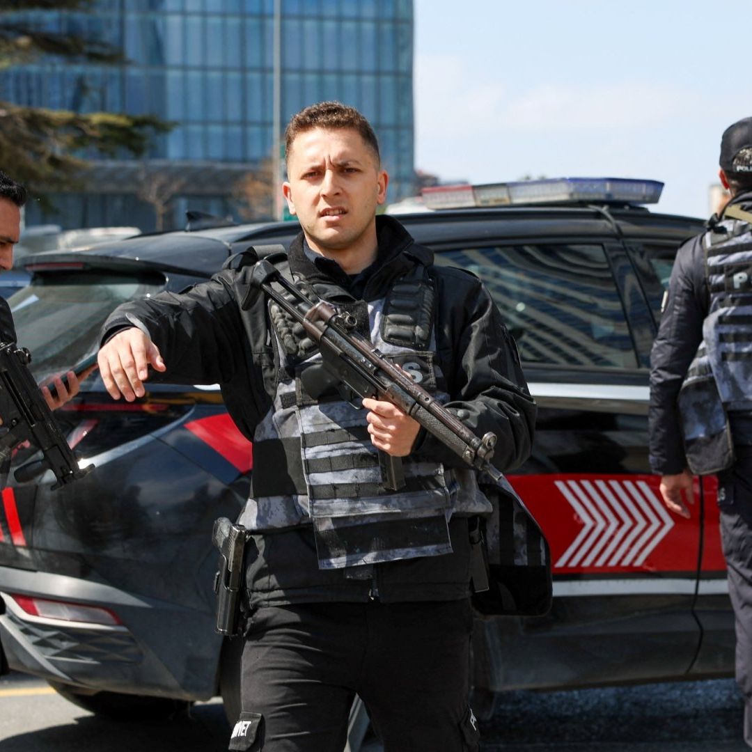 Tiroteo Frente a Consulado de Israel en Estambul Deja Atacantes Muertos y Policías Heridos.