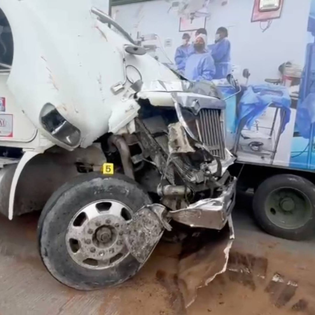 Trabajador Muere Arrollado por un Tráiler en Autopista Córdoba Veracruz Trébol de Amatlán Hay Otro Hombre Herido