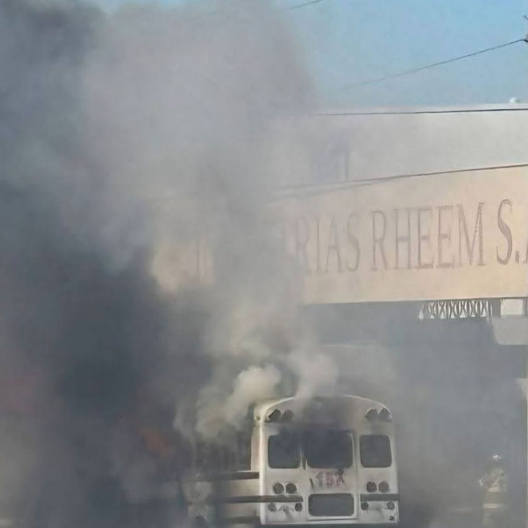 Se Incendia Camión de Transporte de Personal Frente a Maquiladora de Nuevo Laredo