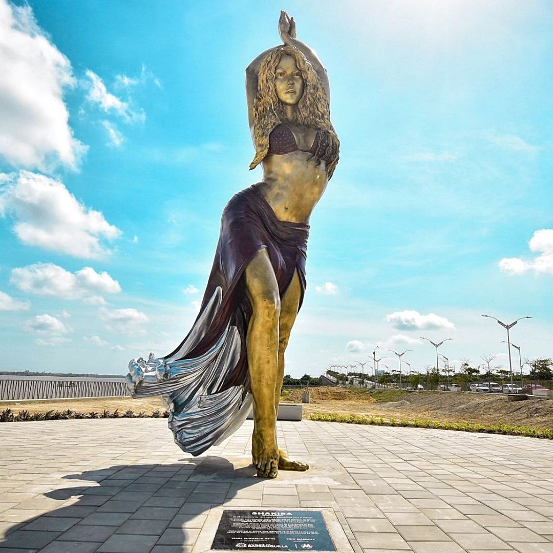 Develan en Barranquilla estatua de Shakira de 6.5 metros