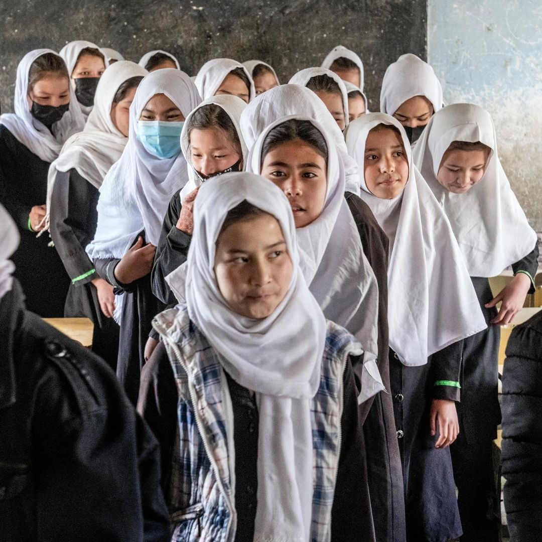 Tristes, Niñas Afganas Concluyen Sexto Grado, el Fin de Su Educación Bajo Régimen Talibán