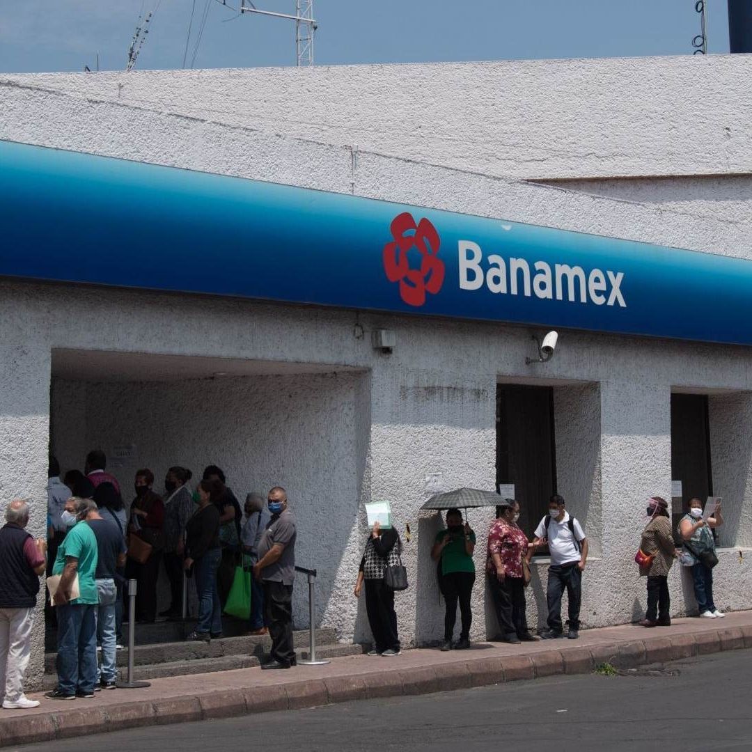 Usuarios hacen fila afuera de una sucursal bancaria en Azcapotzalco, CDMX