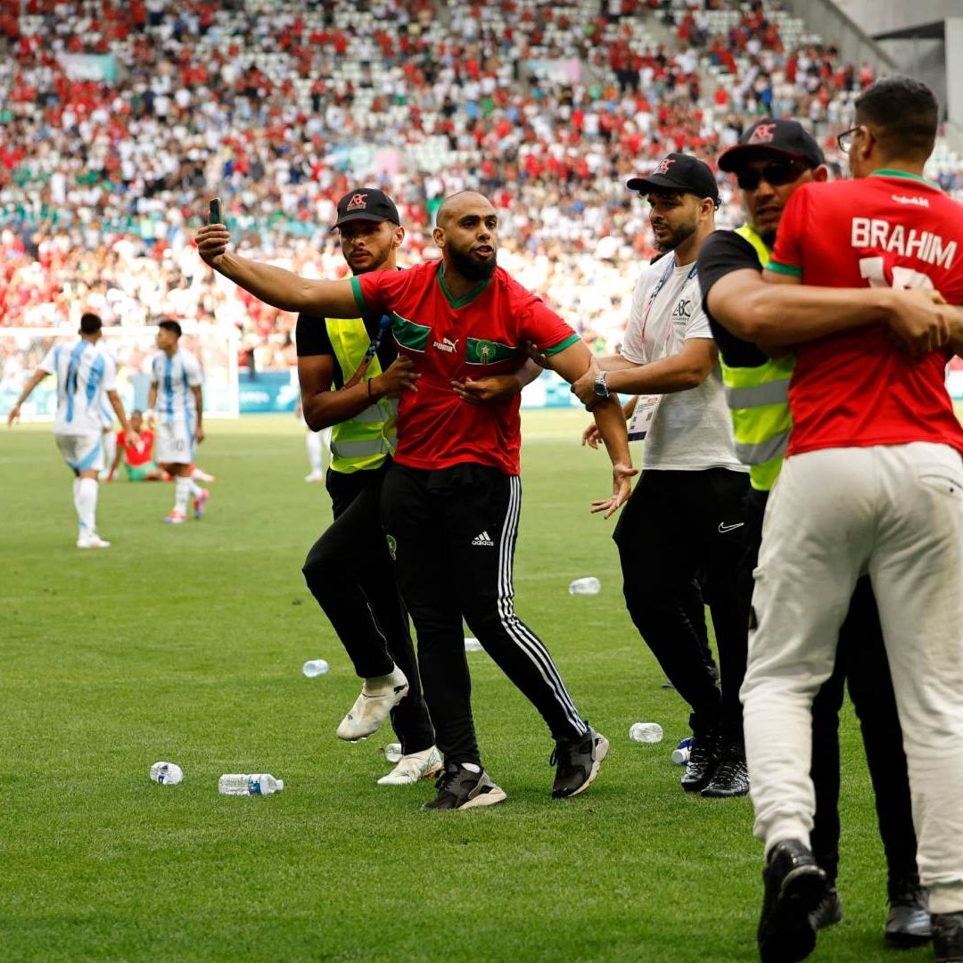 Autoridades argentinas lamentaron lo sucedido con sus jugadores en el inicio del torneo de futbol en París 2024. Foto Reuters