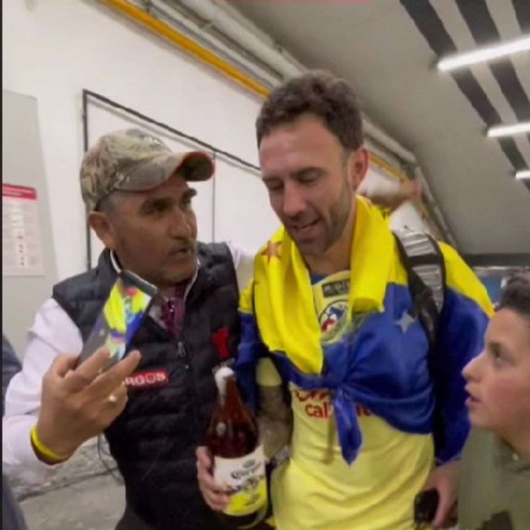 Miguel Layún no despreció la cerveza. Foto: TikTok