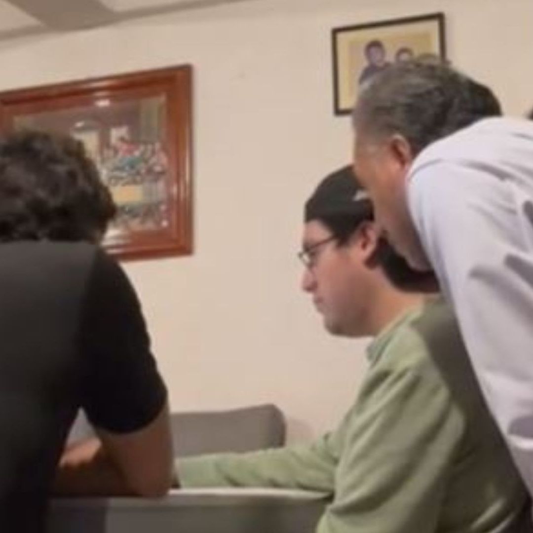 Joven se queda en la UNAM y su familia celebra hasta las lágrimas.