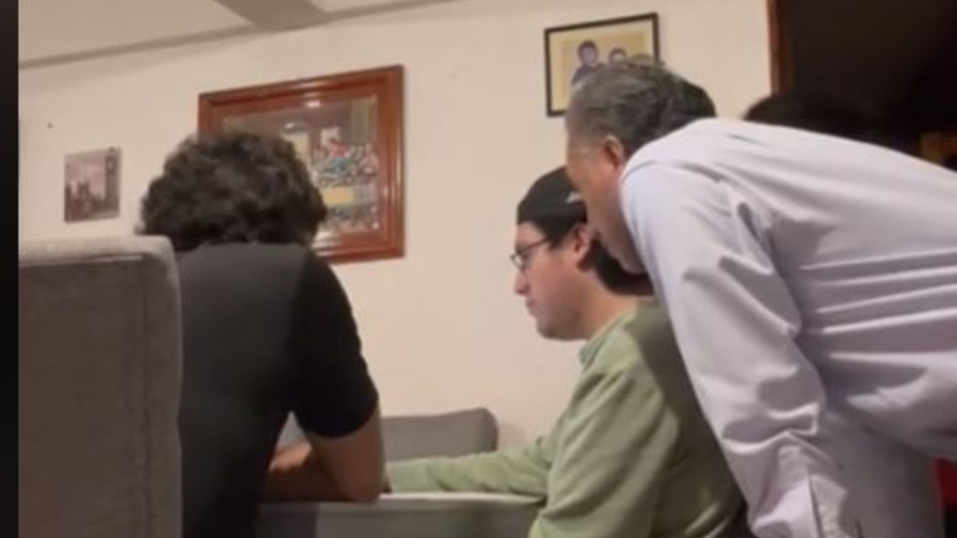 Joven se queda en la UNAM y su familia celebra hasta las lágrimas.
