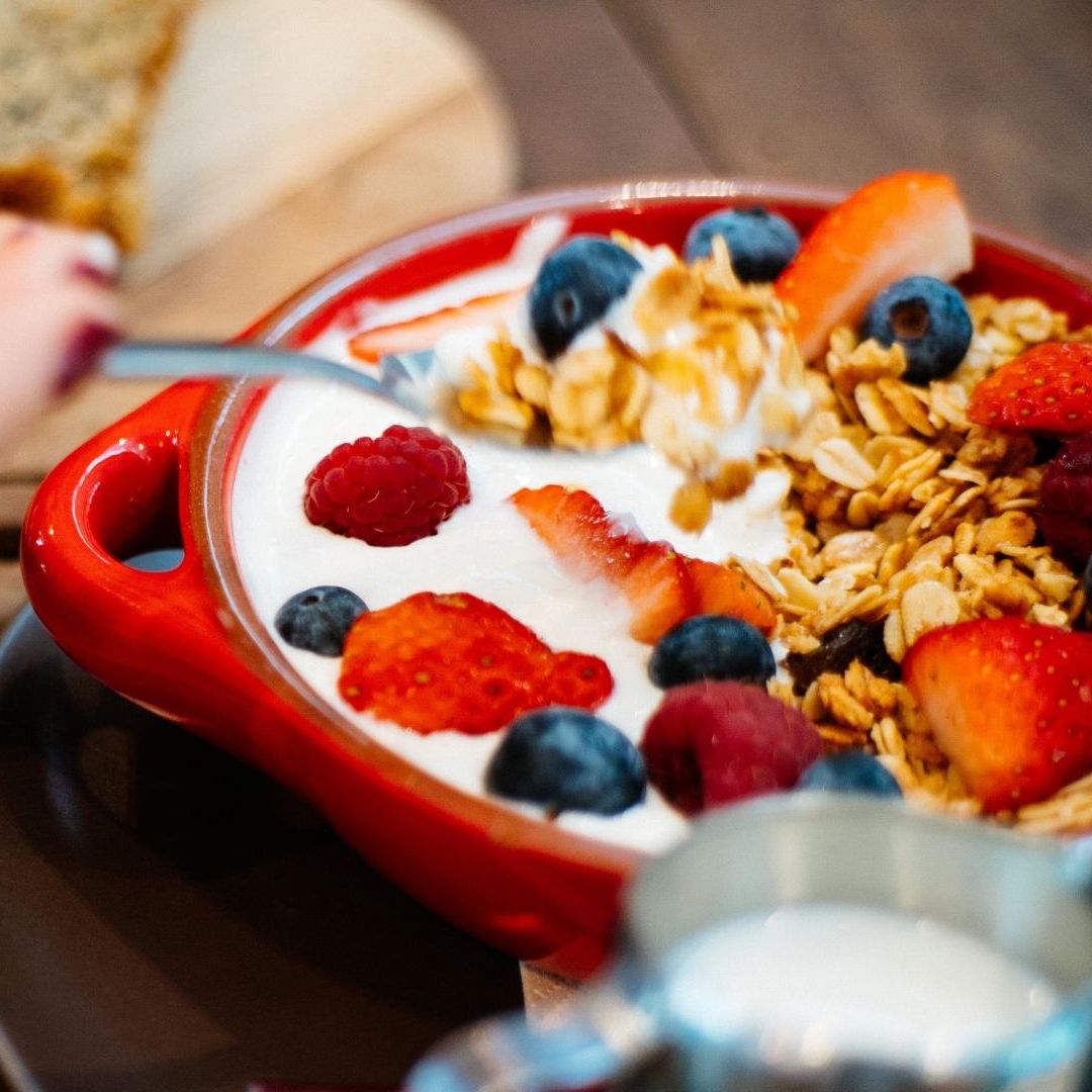 Estudio muestra que desayunar y cenar temprano puede reducir eiesgo cardiovascular