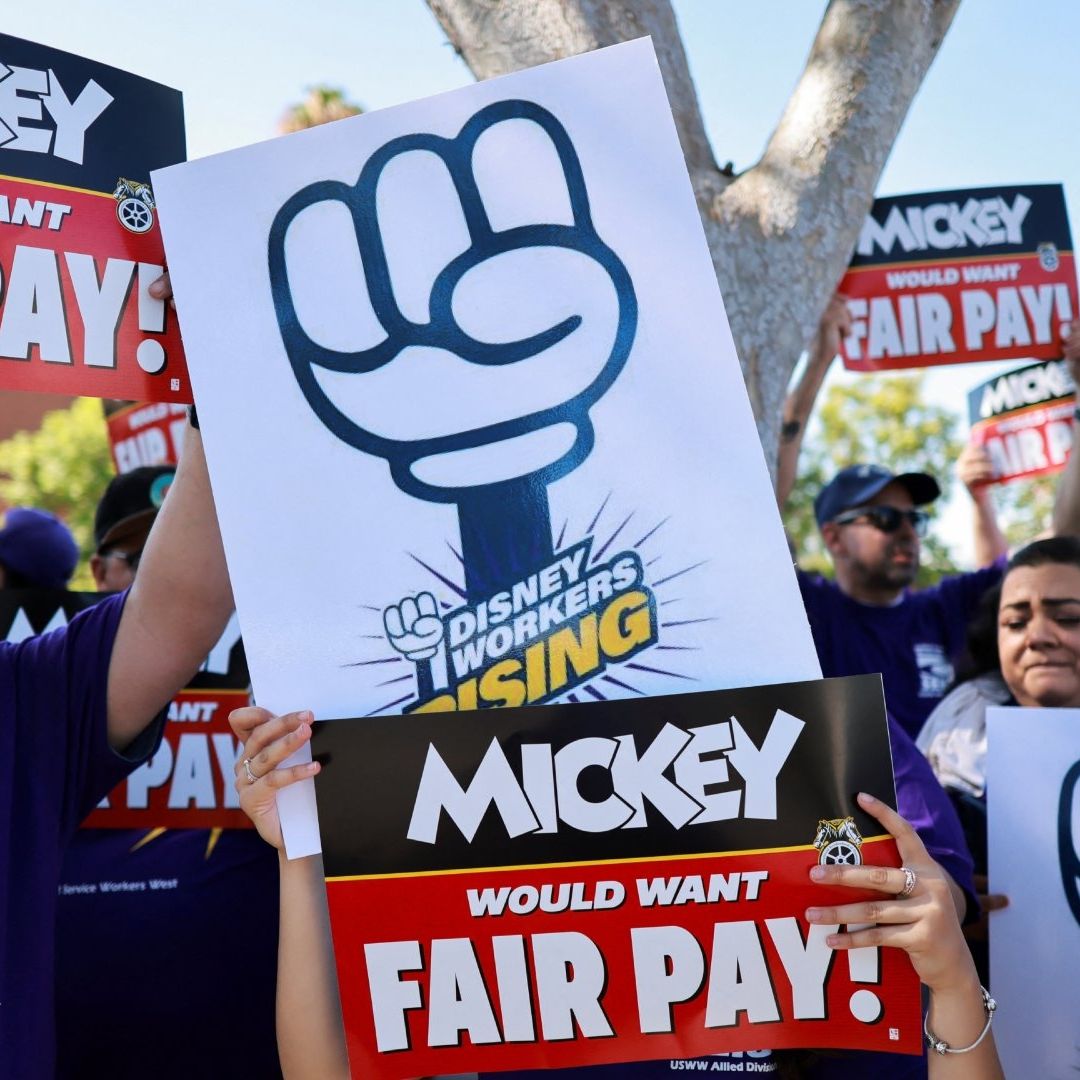 "Mickey querría sueldo justo, Disney, no seas el villano", Exigen Trabajadores del Parque