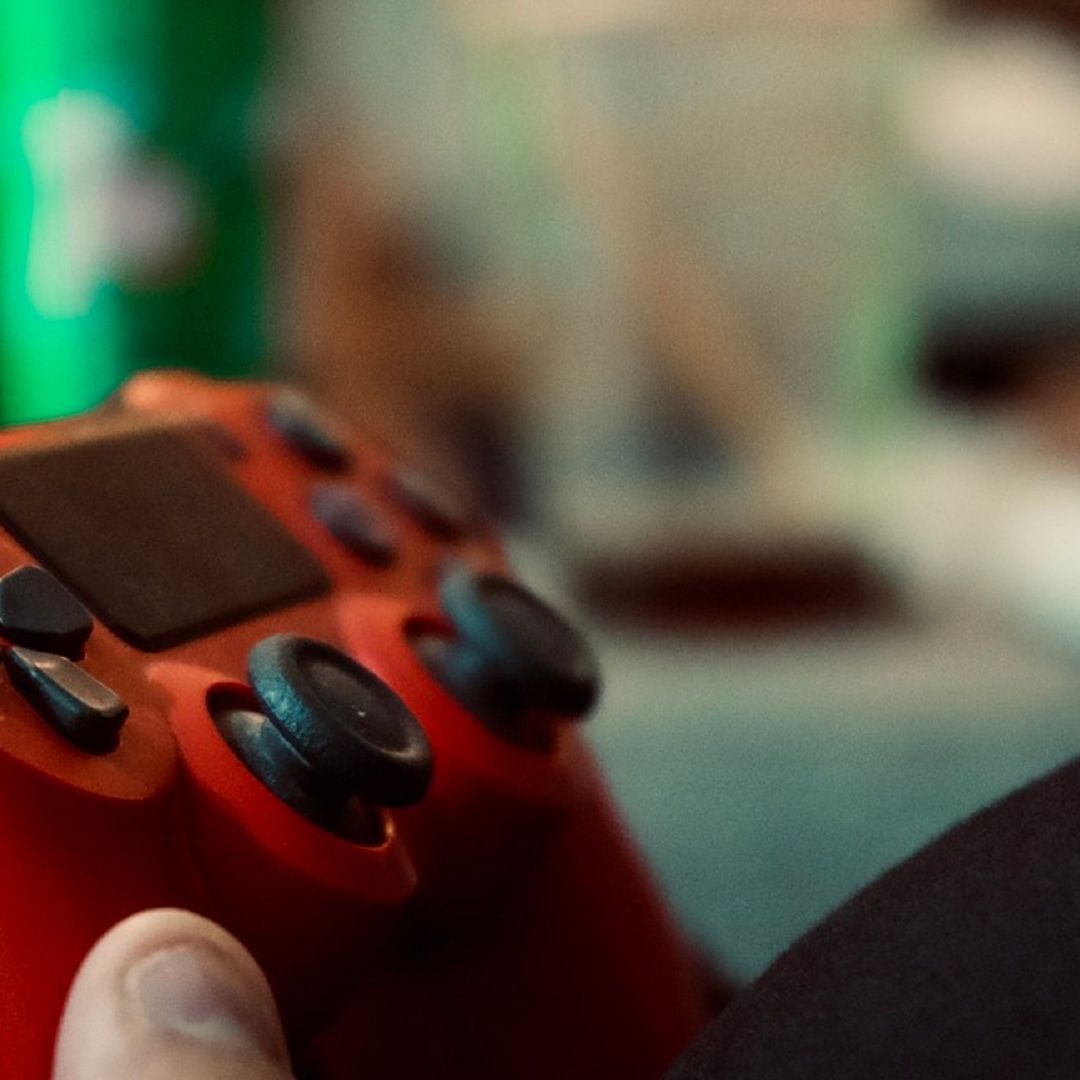 Persona con un control de videojuego