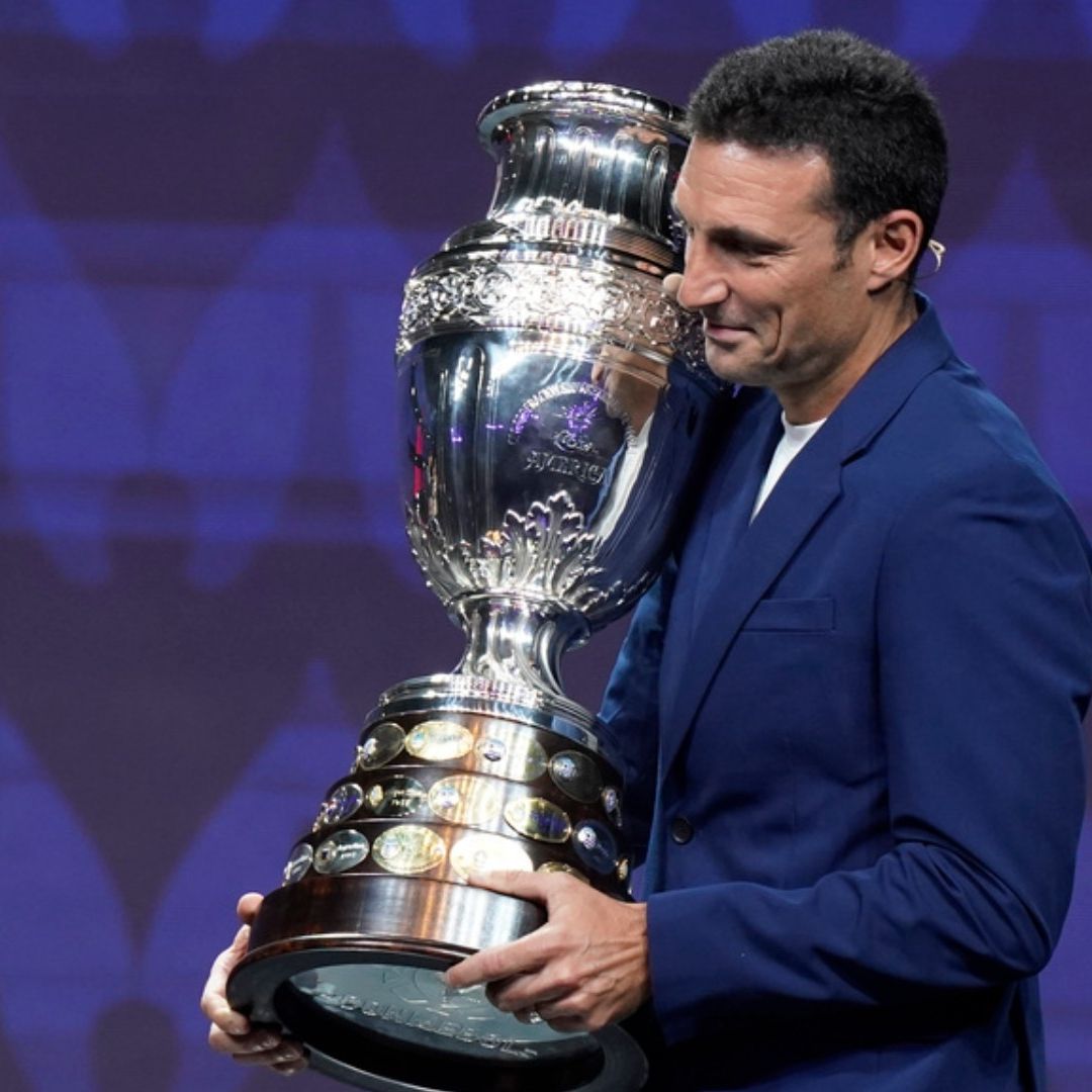 El entrenador de Argentina Lionel Scaloni presentó el trofeo de la Copa América durante el sorte. Foto: AP