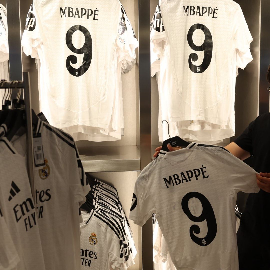 Real Madrid espera recuperar parte del dinero que gastó en Mbappé con la venta de playeras. Foto AFP