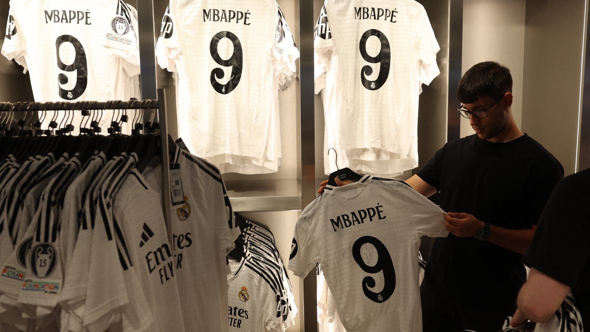 Real Madrid espera recuperar parte del dinero que gastó en Mbappé con la venta de playeras. Foto AFP