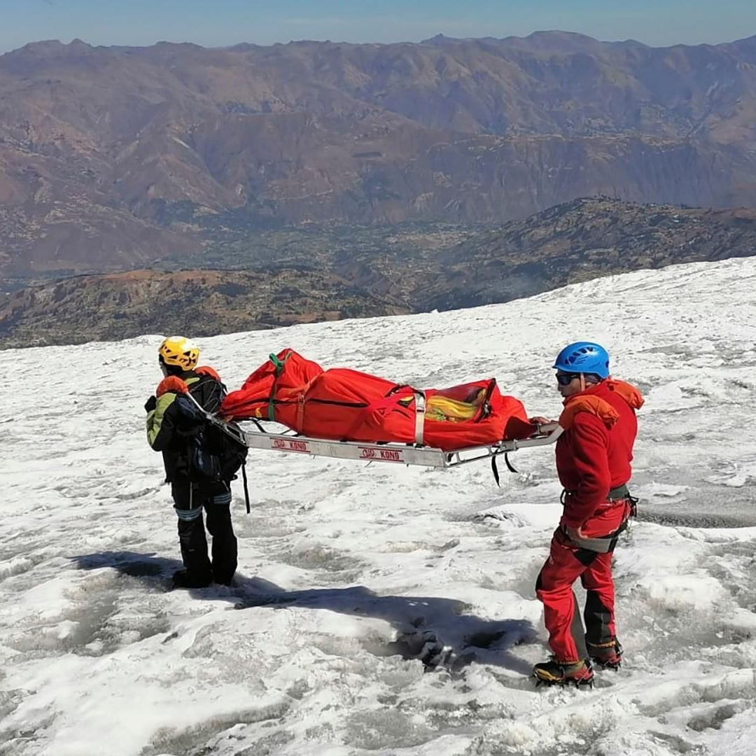 Rescatistas bajan de la montaña el cuerpo momificado del alpinista que murió hace 22 años