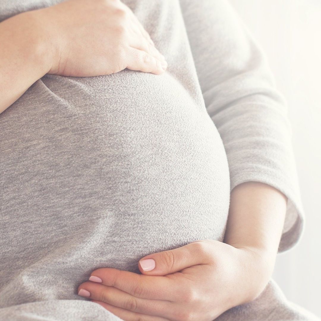 Mujer que Se Embarazó por Inseminación Artificial Busca a Donante para que Pague Pensión