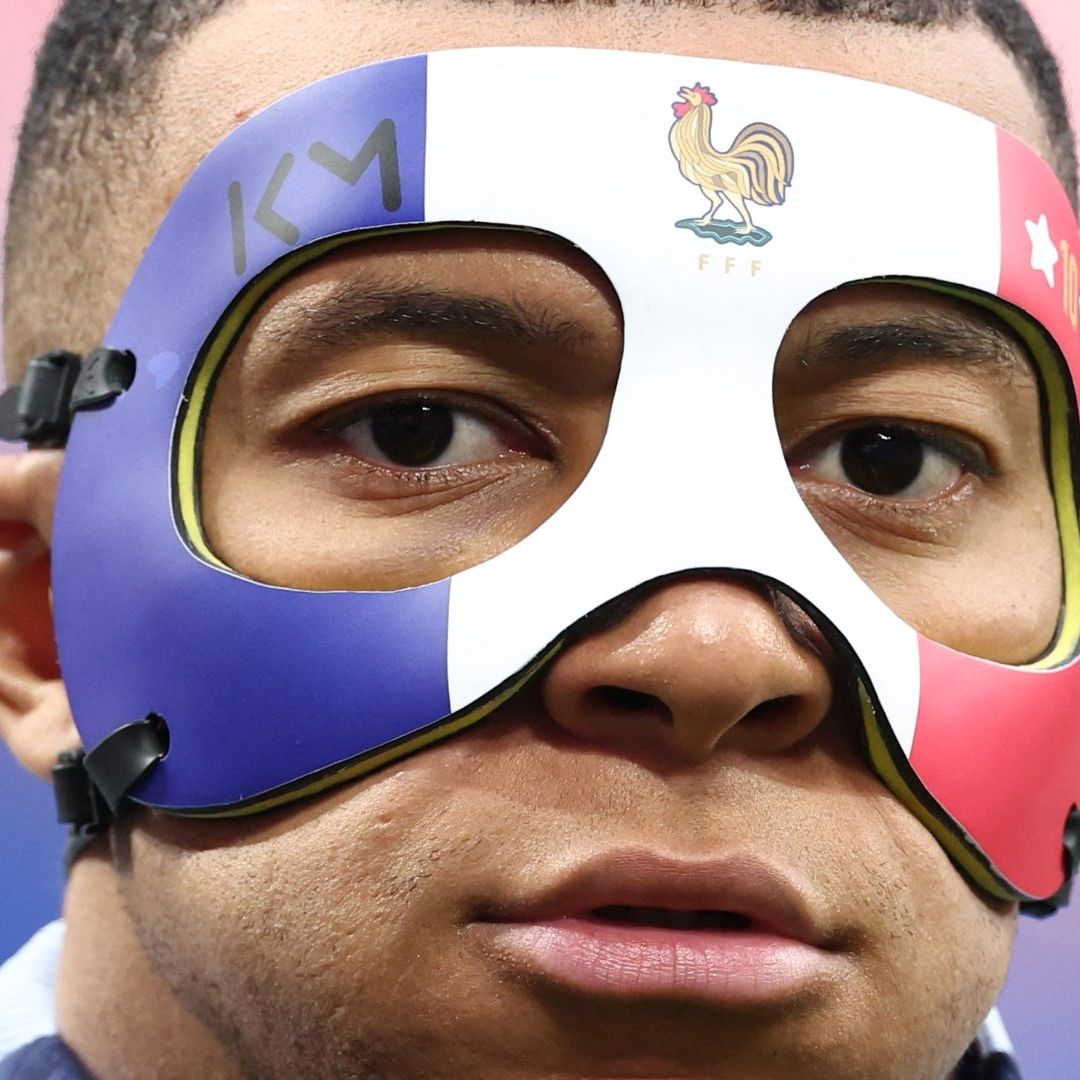 Mbappé lució incómodo con la máscara durante la práctica francesa. Foto AFP