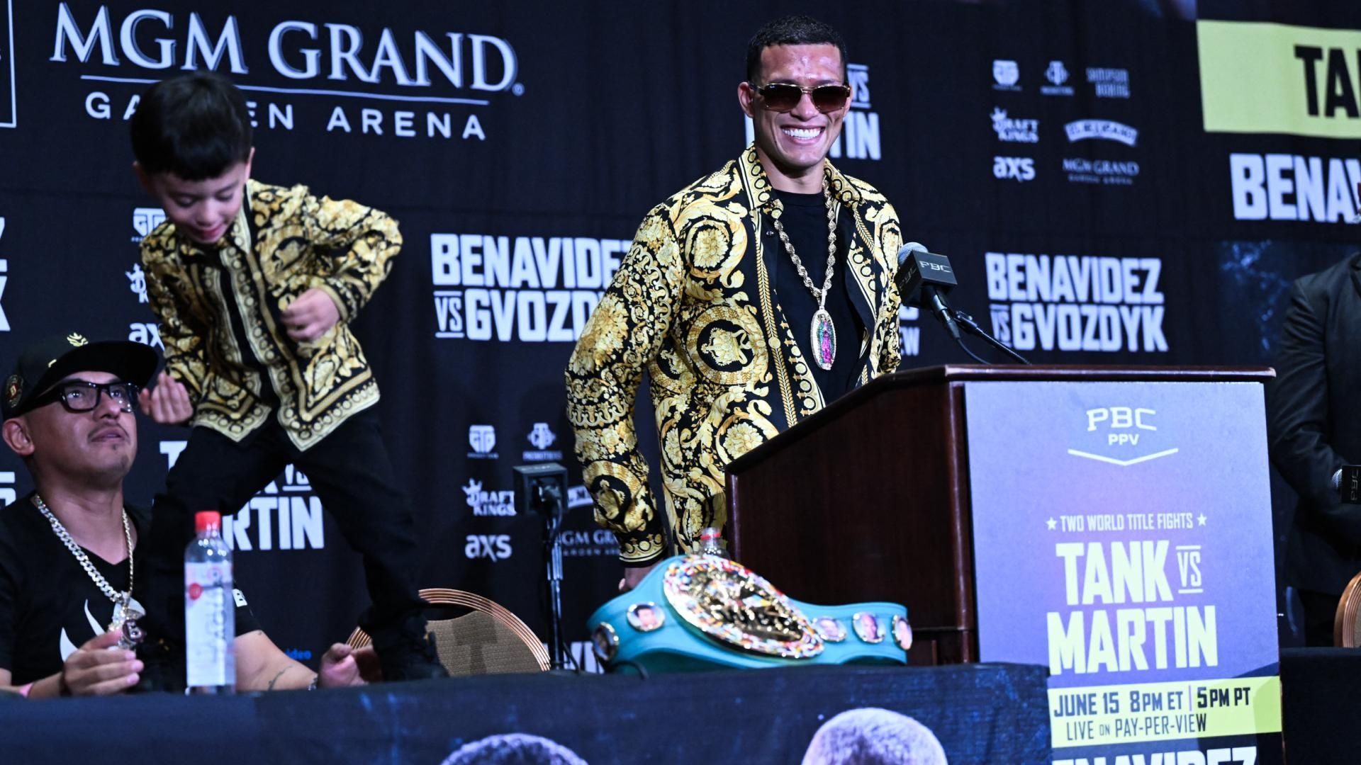David Benavidez espera que su hijo llegue a ser campeón mundial. Foto AFP