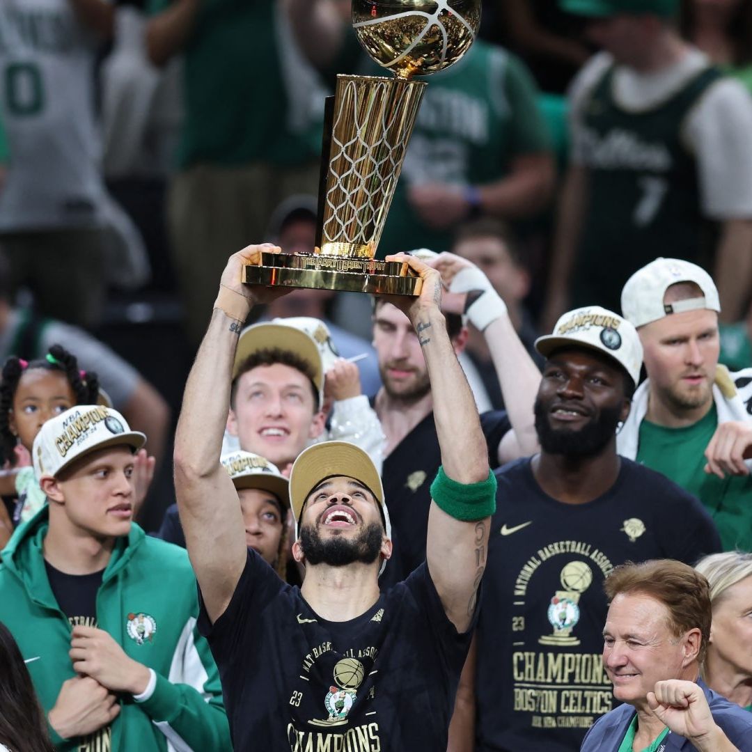 Jayson Tatum por fin pudo conducir a los Celtics a ganar el título de la NBA. Foto AFP