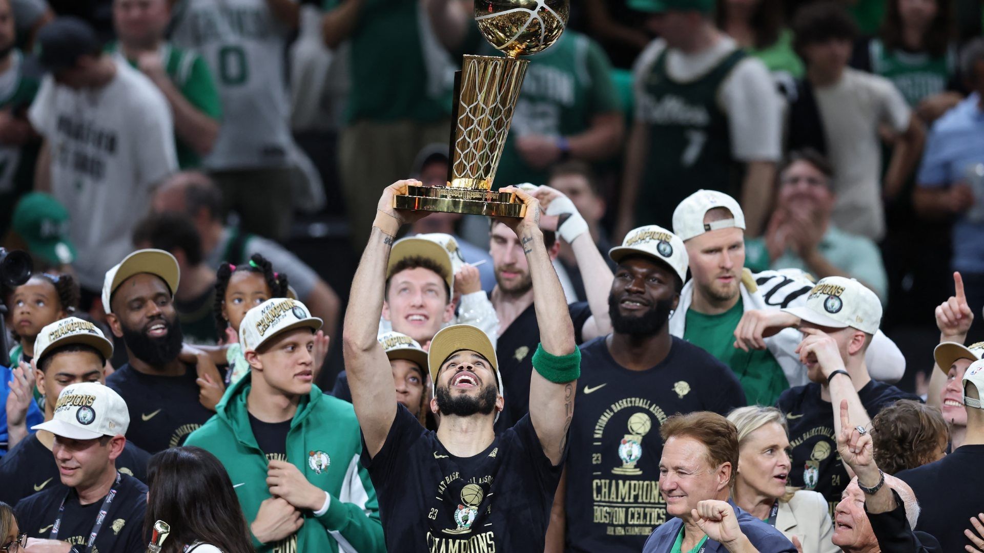 Jayson Tatum por fin pudo conducir a los Celtics a ganar el título de la NBA. Foto AFP