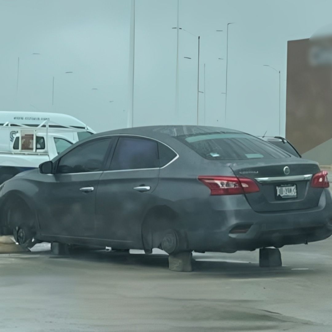 Desmantelan Vehículo Dentro Estacionamiento de Centro Comercial en Coahuila