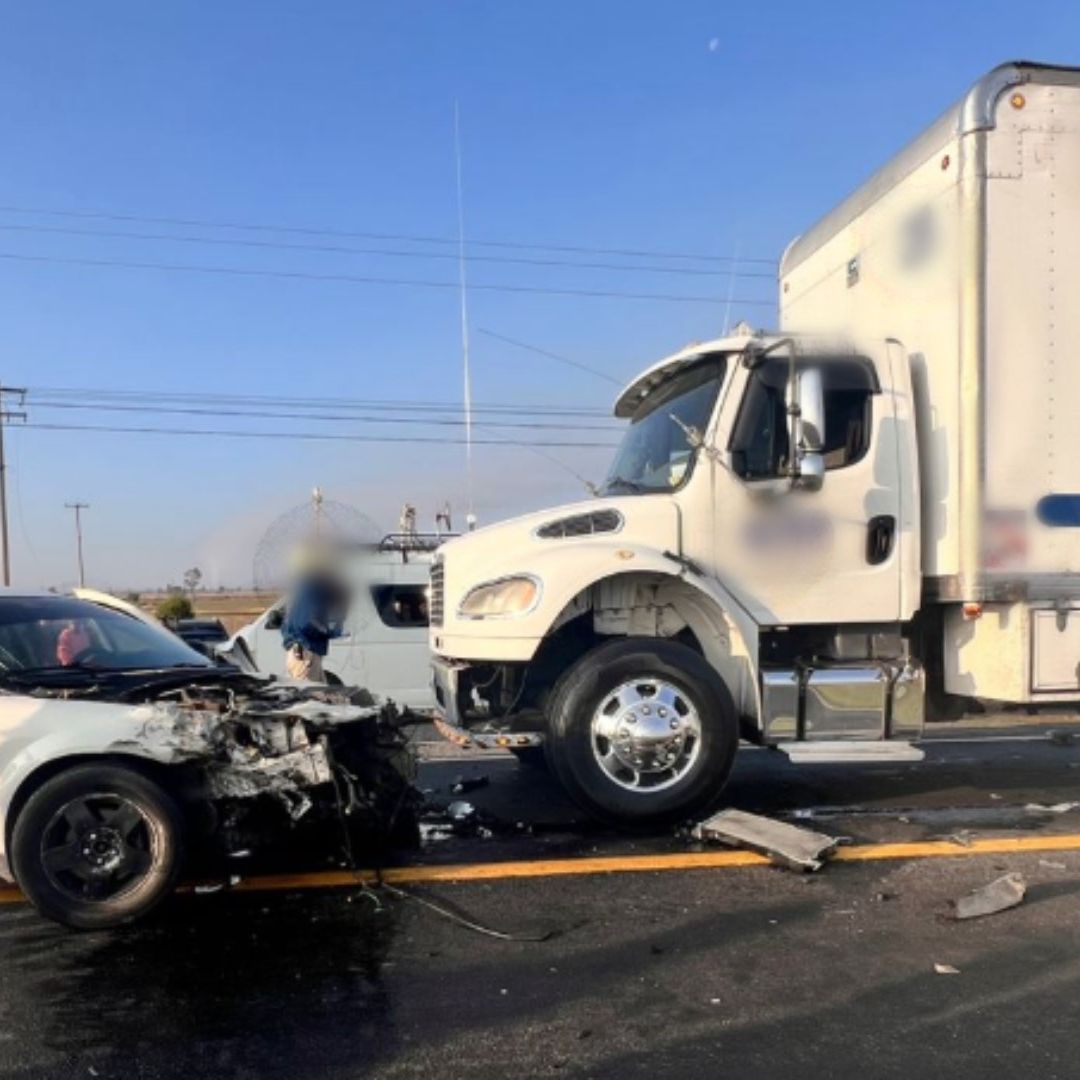 Carretera Los Reyes Zacatepec Tlaxcala Cerrada por Accidente entre Tráiler y Automóvil Hoy