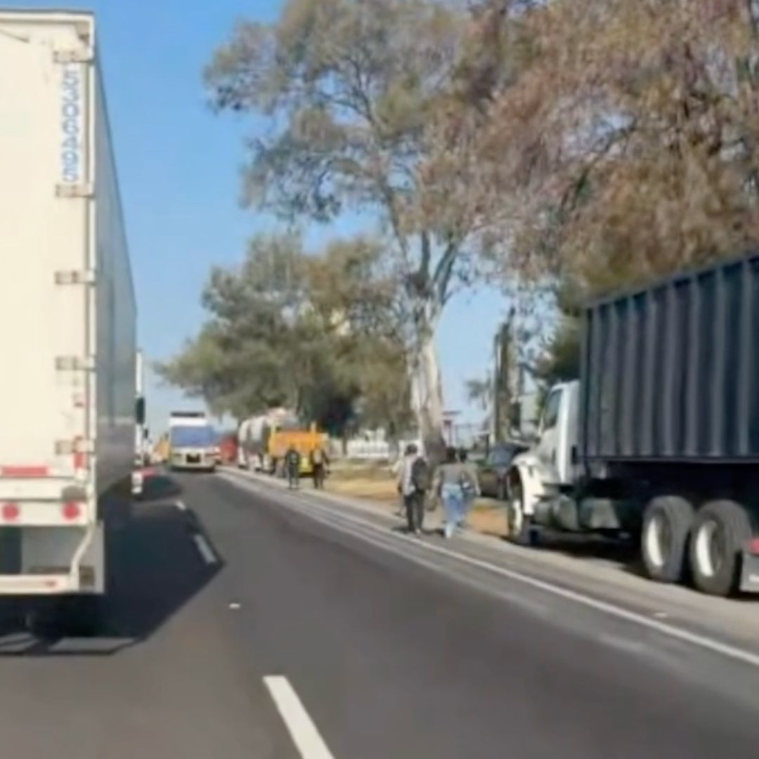 Liberan Bloqueo a la Altura de Laguna Larga de Cortés en la Carretera Pénjamo - La Piedad en Guanajuato. Foto: N+
