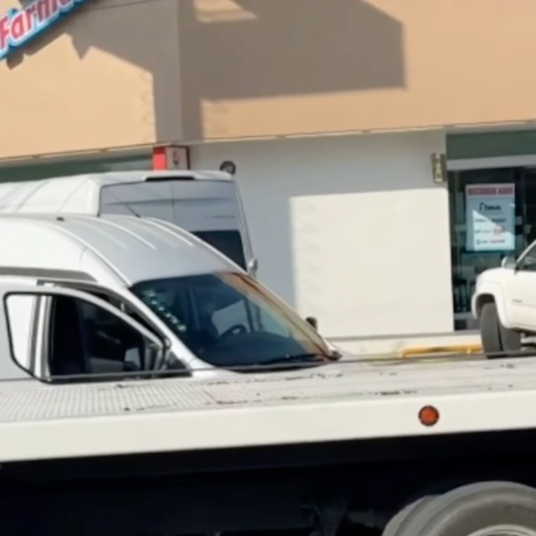 Conductor de Transporte al Intentar Subir a su Auto Afuera de una Farmacia en Guanajuato. Foto: N+