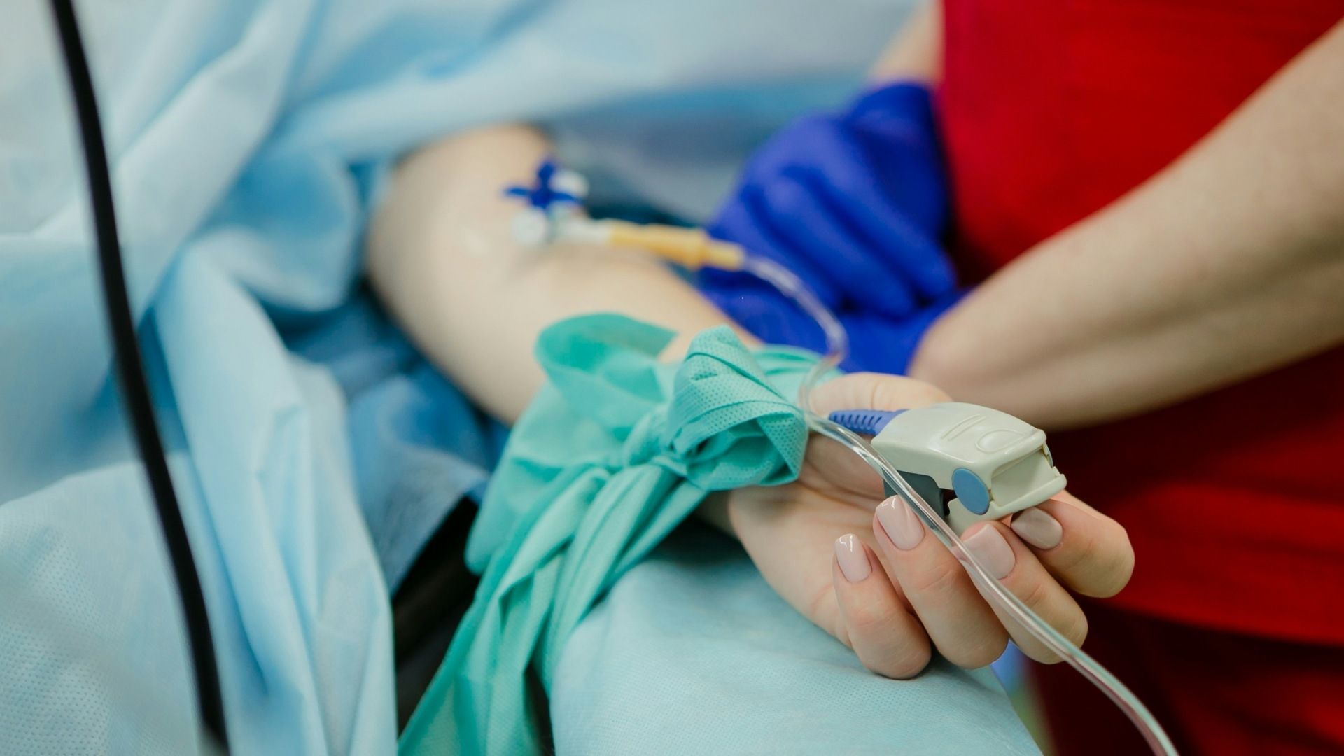 Empleada Es Operada de Emergencia y Jefe Va al Hospital a Verificar Cirugía